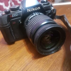 🌟Vintage Nikon N2000 SLR Film Camera + 28-80mm Lens + Disney World Mickey Strap